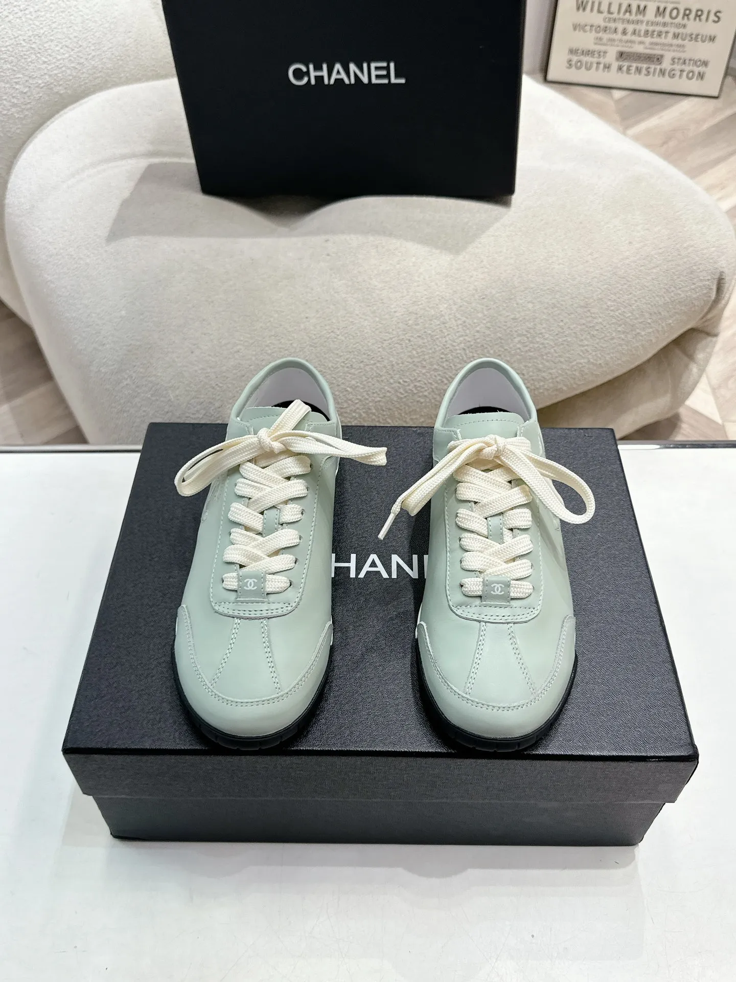 👟👟Ex-factory price 560👟👟 Chanel Grandma 2024 counter top casual sports shoes This classic design; the upper is electro-embroidered with a variety of techniques; the outsole is fashionable and sporty; it is unusual to incorporate a variety of color matching elements... The diversified mix and match is very good-looking and versatile, casual, fashionable, sports and outdoor can be taken into account... ꫛꫀꪝ Go➫ Material: ❶Upper is made of: Original imported high silk cow suede + small fragrance fabric ❷Inner lining: original imported breathable sheepskin lining ❸Outsole based on: original TPU combination outsole Special counter boutique packaging complete set for women 35–41